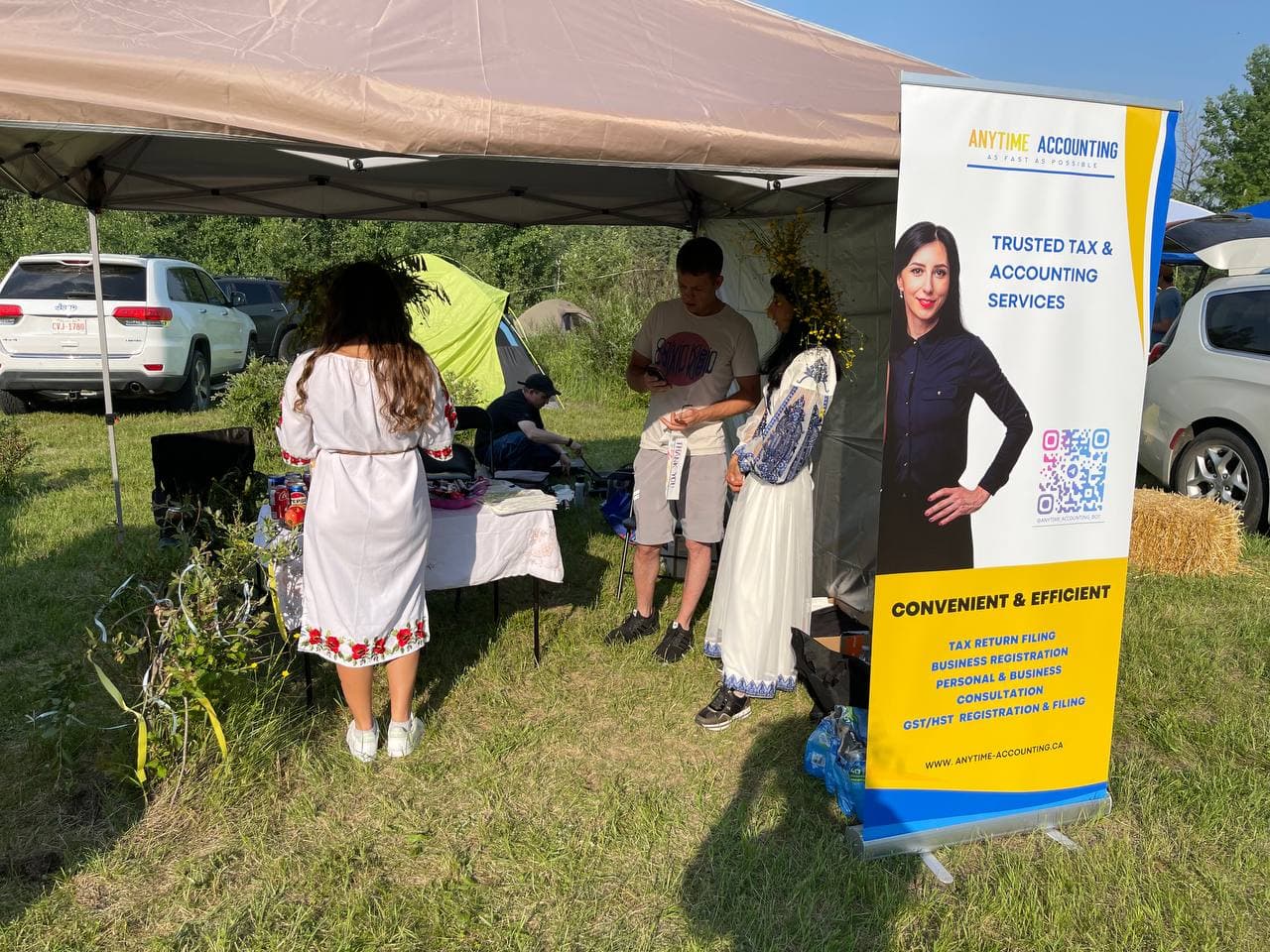 Ольга Возна спілкується з відвідувачами біля стійки Anytime Accounting на Kupala Fest 2026